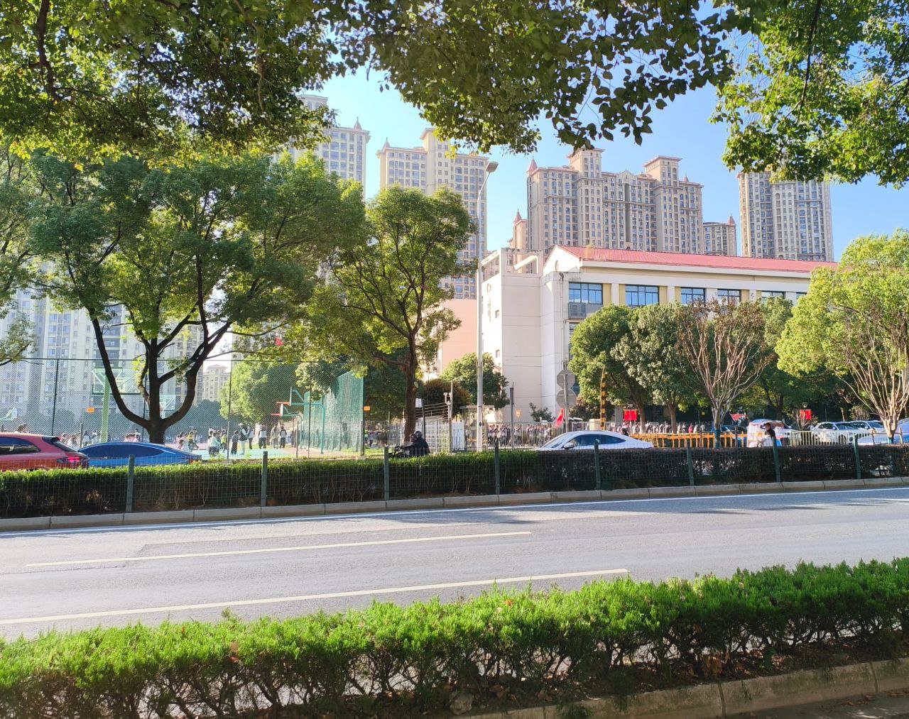 escola costat residència